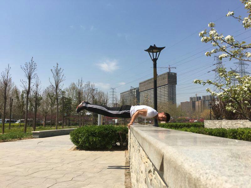 今年的目标是把俄挺练成功,停留在静态支撑这一阶段好几年了~倒立略有