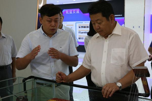 呼和浩特市经济开发区党工委书记李建平,开发区管委会副主任,留学人员