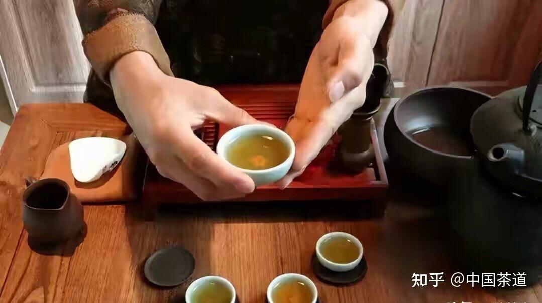 奉茶时这个动作不对会得罪人很多人都做错了