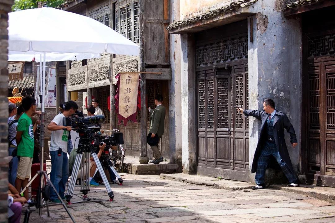 但其实,横店不仅盛产古装剧,年代戏也已经快占据了半壁江山.