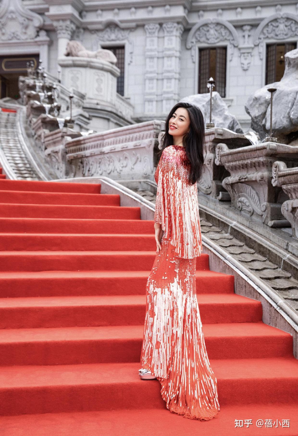 朱珠不愧是全球最美面孔穿红色亮片礼服走红毯哪像37岁的