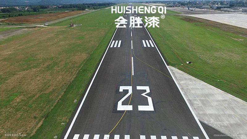 瞧反光漆正在给飞机指路呢