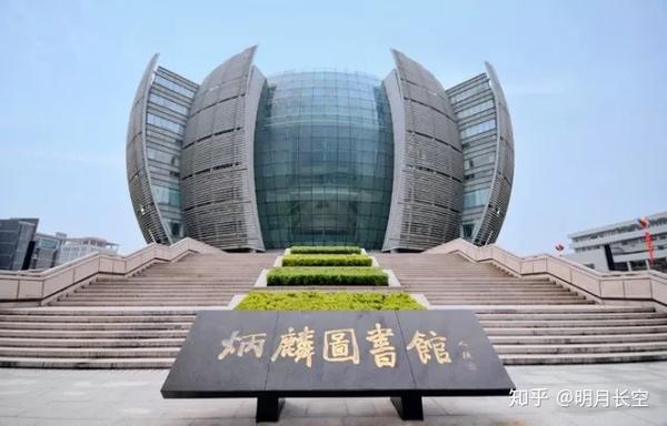 苏州大学的校园很美,不仅有百年经典老建筑钟楼等,也有获得鲁班奖的炳