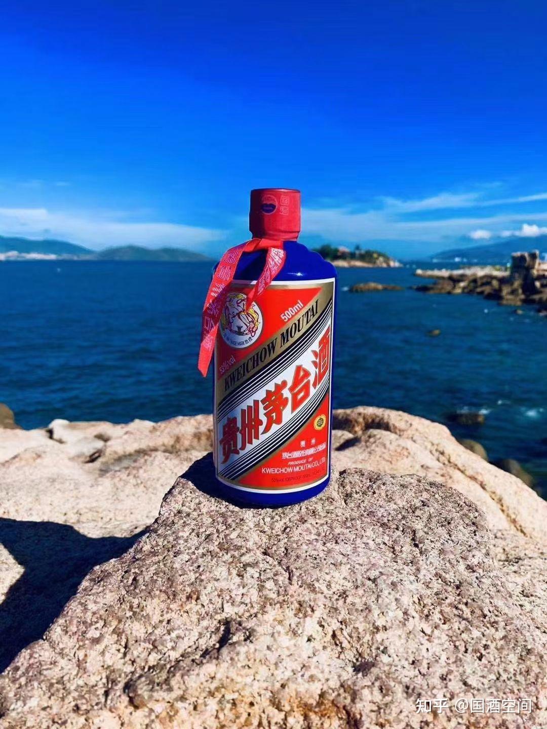 瓶形,2015年11月上市时瓶身采用"宝石蓝",2016年9月底蓝茅台升级改版