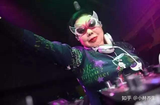 而她却开启了第二青春期,涂大红唇,戴墨镜做起了dj