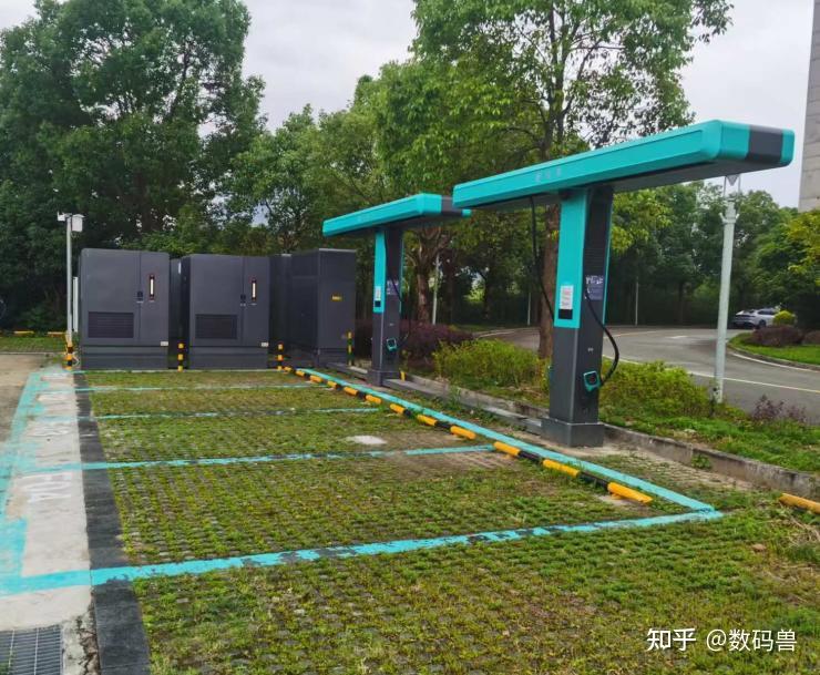 比亚迪闪充布局再增速,高速出入口1公里内就近补能