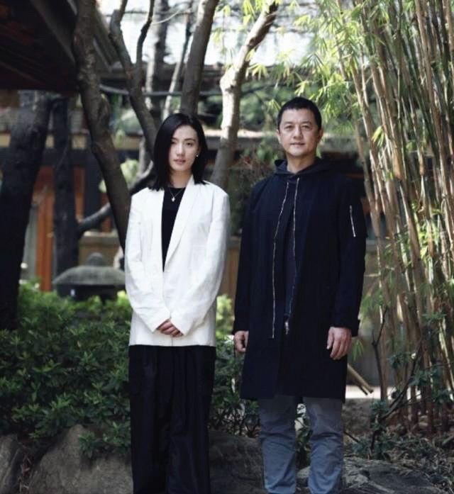 52岁李亚鹏喜当爹小21岁女友怀孕8月做产检脸部浮肿身材走样