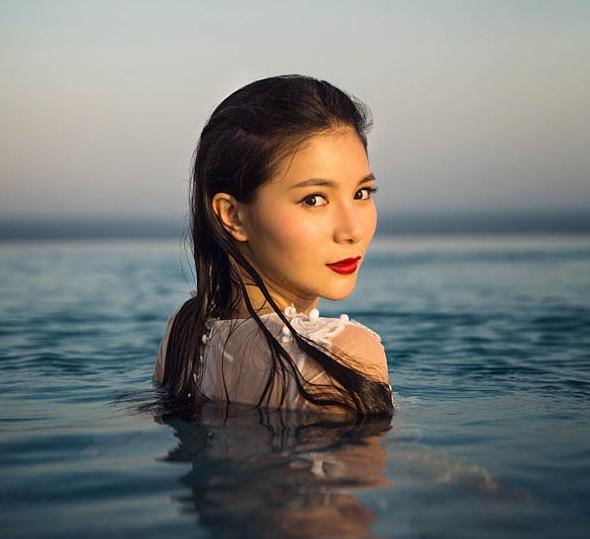 纽利安牵手跳水皇后何姿标致美丽新风尚