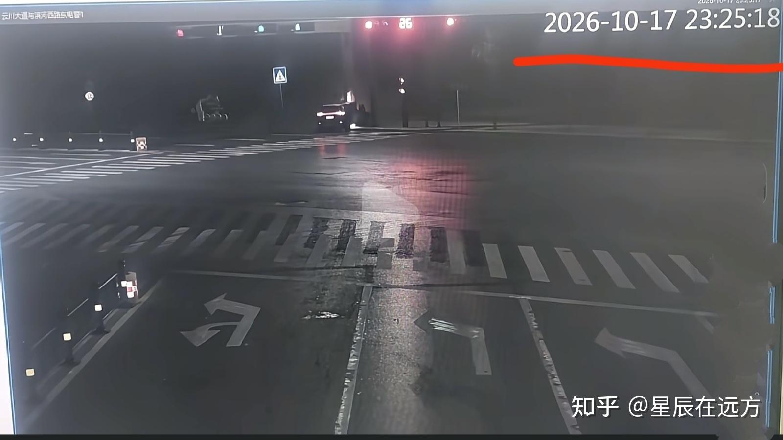 网传问界M9路口撞杆起火，从视频里火先从车头起来，看的让人心里发紧 - 知乎