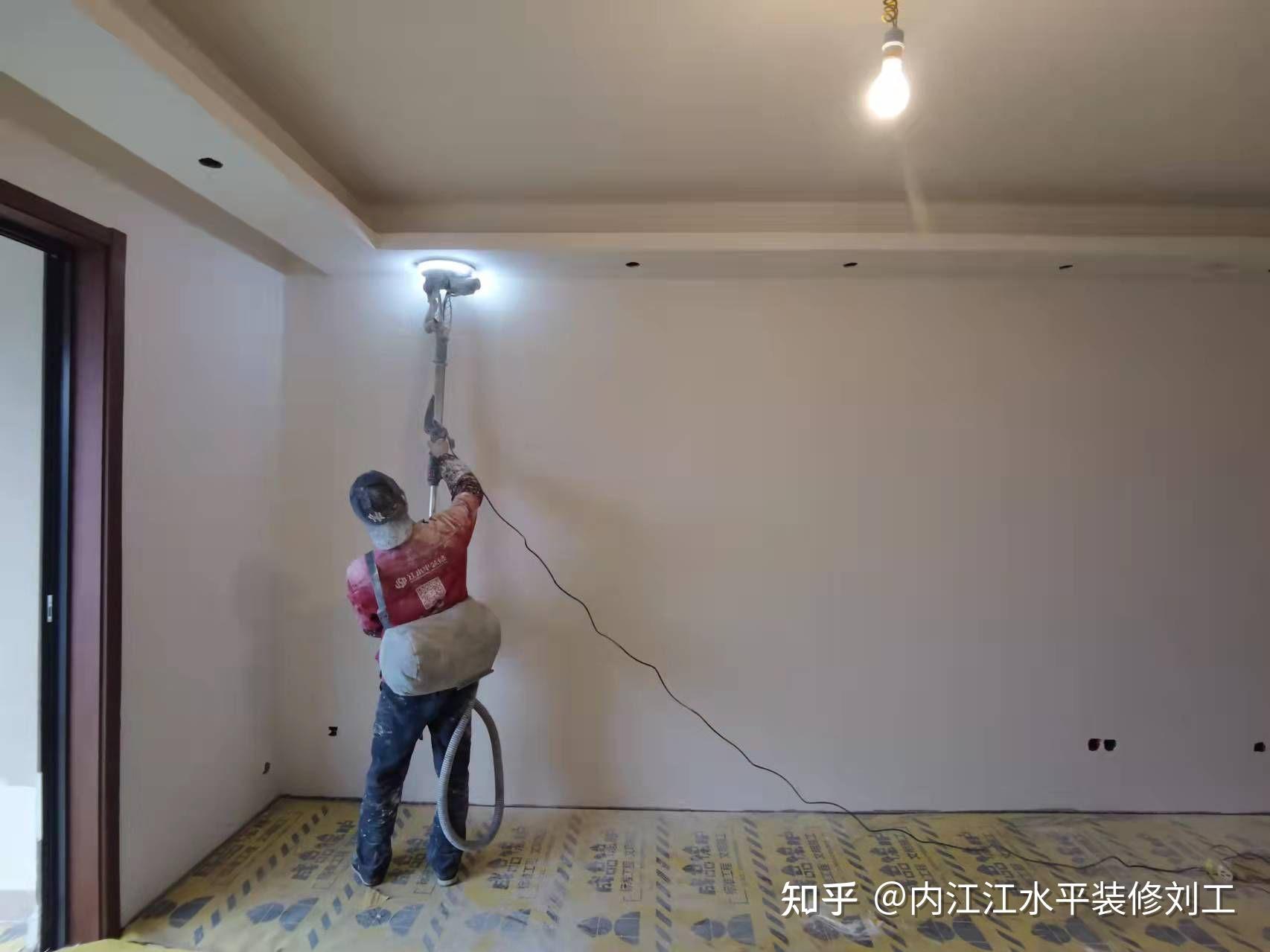 所以打磨完我们的工人都会用手电或者靠尺来检验墙面平整度,出现问题