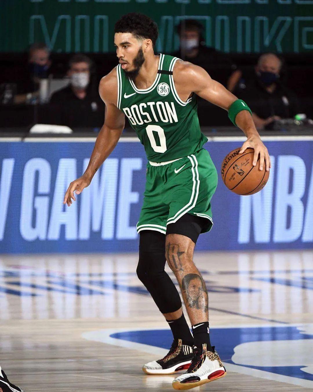 塔图姆的小腿上纹有一个自己母亲和自己儿子的纹身,膝盖位置新添的8号