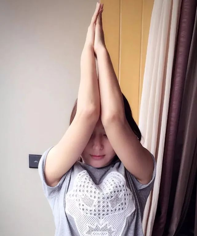 她俯身这一幕,所有女人都输了:人家又瘦又美的秘密,都藏在这里