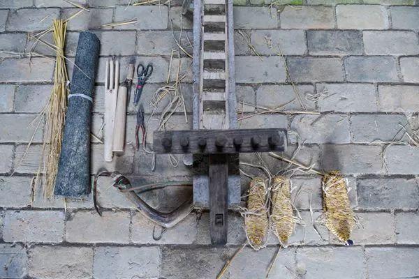 这双85年的草鞋,背后的故事令人感奋!