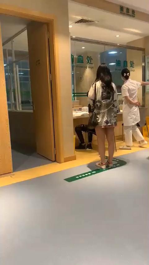 后勤小哥哥一大早带捐卵志愿者体检.