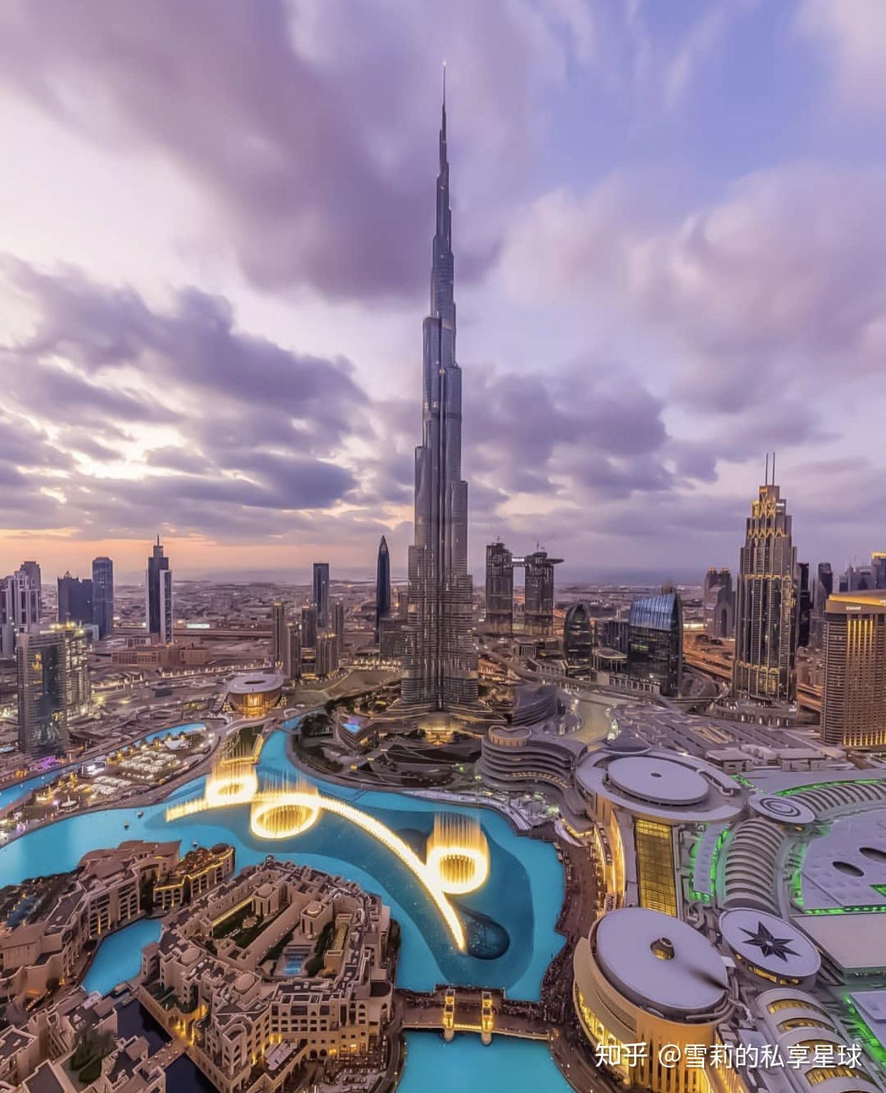 在124层观景台上,通过360度玻璃幕墙鸟瞰整个迪拜全景,可将棕榈岛