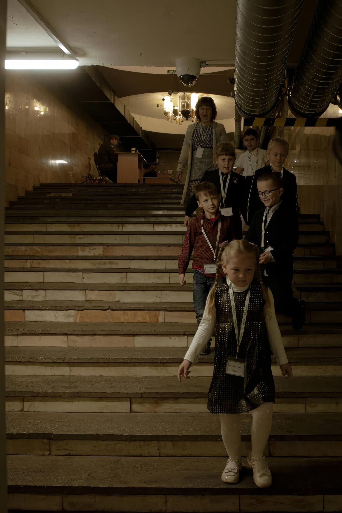 孩子们在哈尔科夫地铁站步行去学校