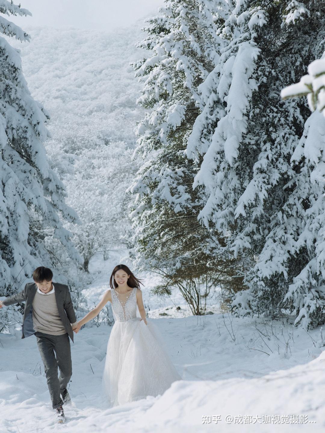 浪漫雪景情侣图片高清图片