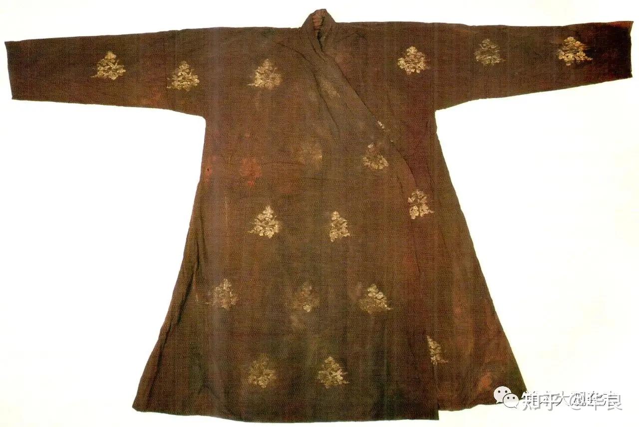 官服,祭祀服采用了南宋也就是汉制,其平时穿的服饰就是继承于辽金袍服