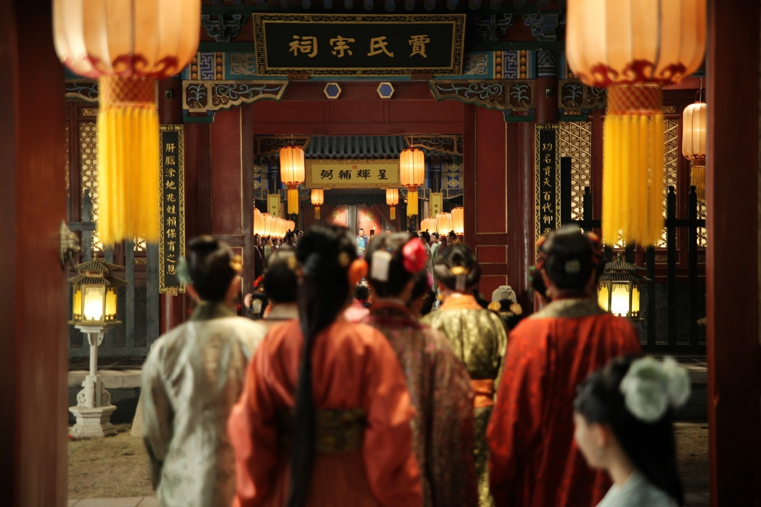 王熙凤协理宁国府《新红楼梦》宁国府门口《新红楼梦》三间抱厦之一