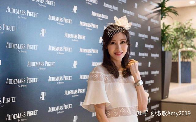 李嘉欣身穿白色连衣裙出席活动齐肩发型配头饰果然是豪门媳妇