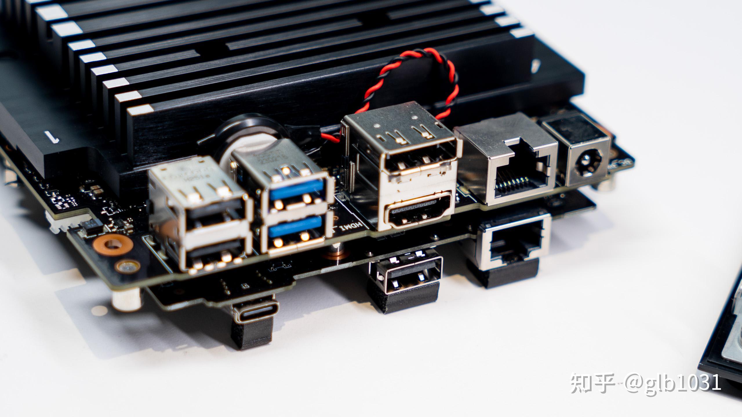 2 ssd接口,单根ddr4笔记本接口,还预装了ax201 无线网卡.