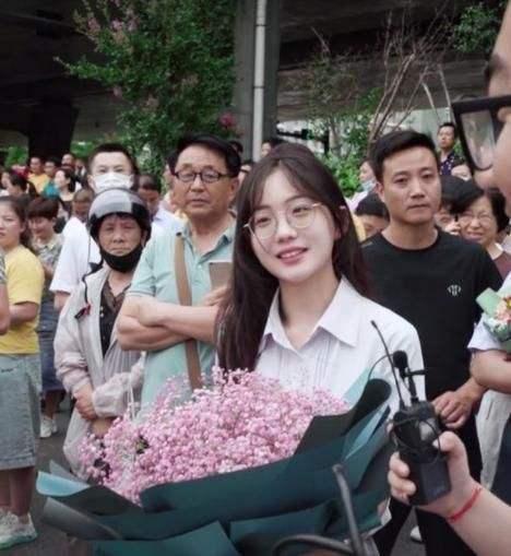 江苏盐城高考送花女孩,难道真的只是一场作秀?