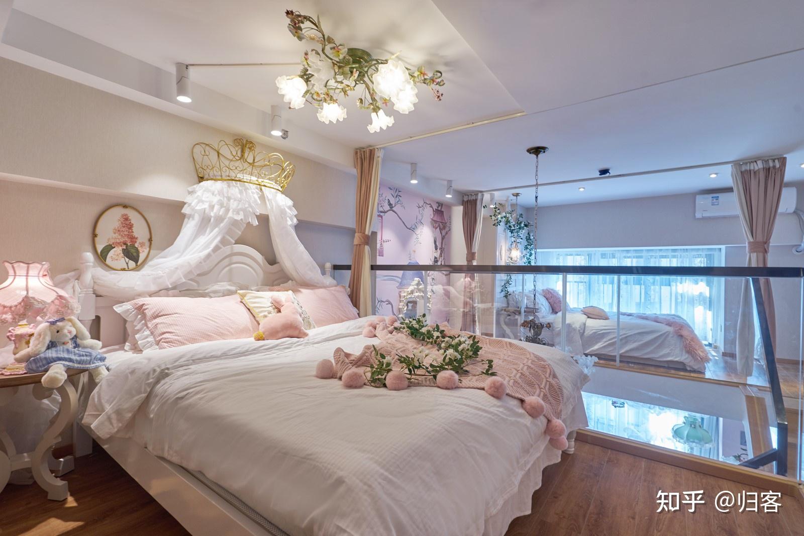 这个房间很有洛丽塔的风格,就是那种看起来繁复又华丽的风格,房间里也