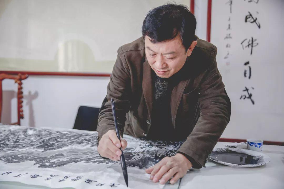 刘翰阳的山水画笔墨精到,力度有加,构图精巧,层次分