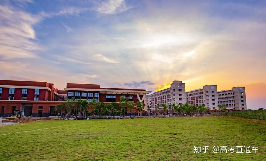 师范大学位于广西壮族自治区首府南宁市,是自治区人民政府举办的本科