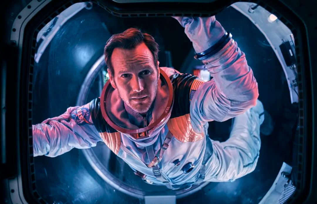 《月球陨落》又是一部让人没有欲望聊故事的电影,小胖约翰·布莱德利