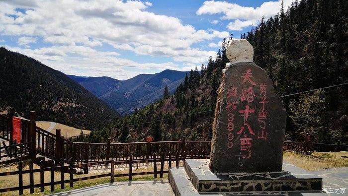 十八弯观景台前.天路十八弯.道路不断改造,昔日318上天险变通途!