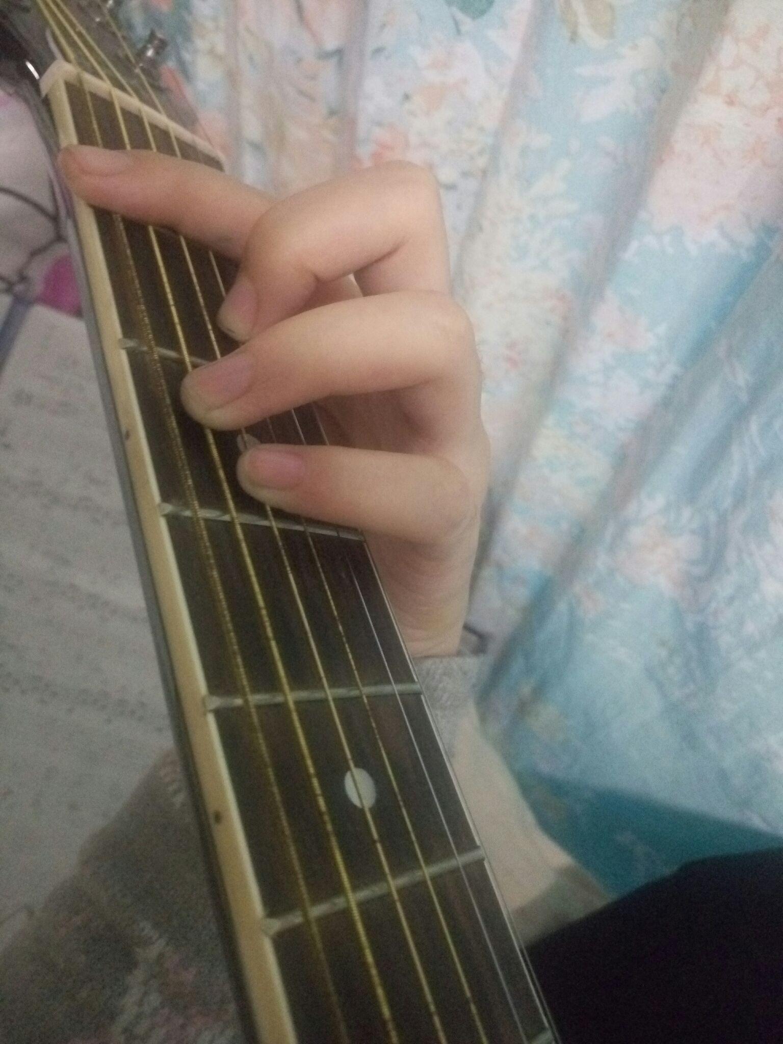 像f和弦这样的大横按有什么技巧吗?我练习了一周多还是按不住?