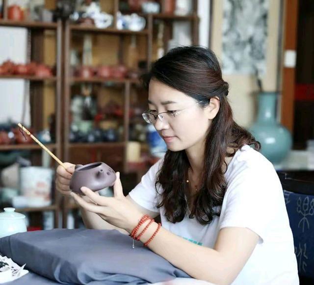 厉害靳慧慧女士凭大草书法荣获兰亭奖也只有她的大草在此胜出