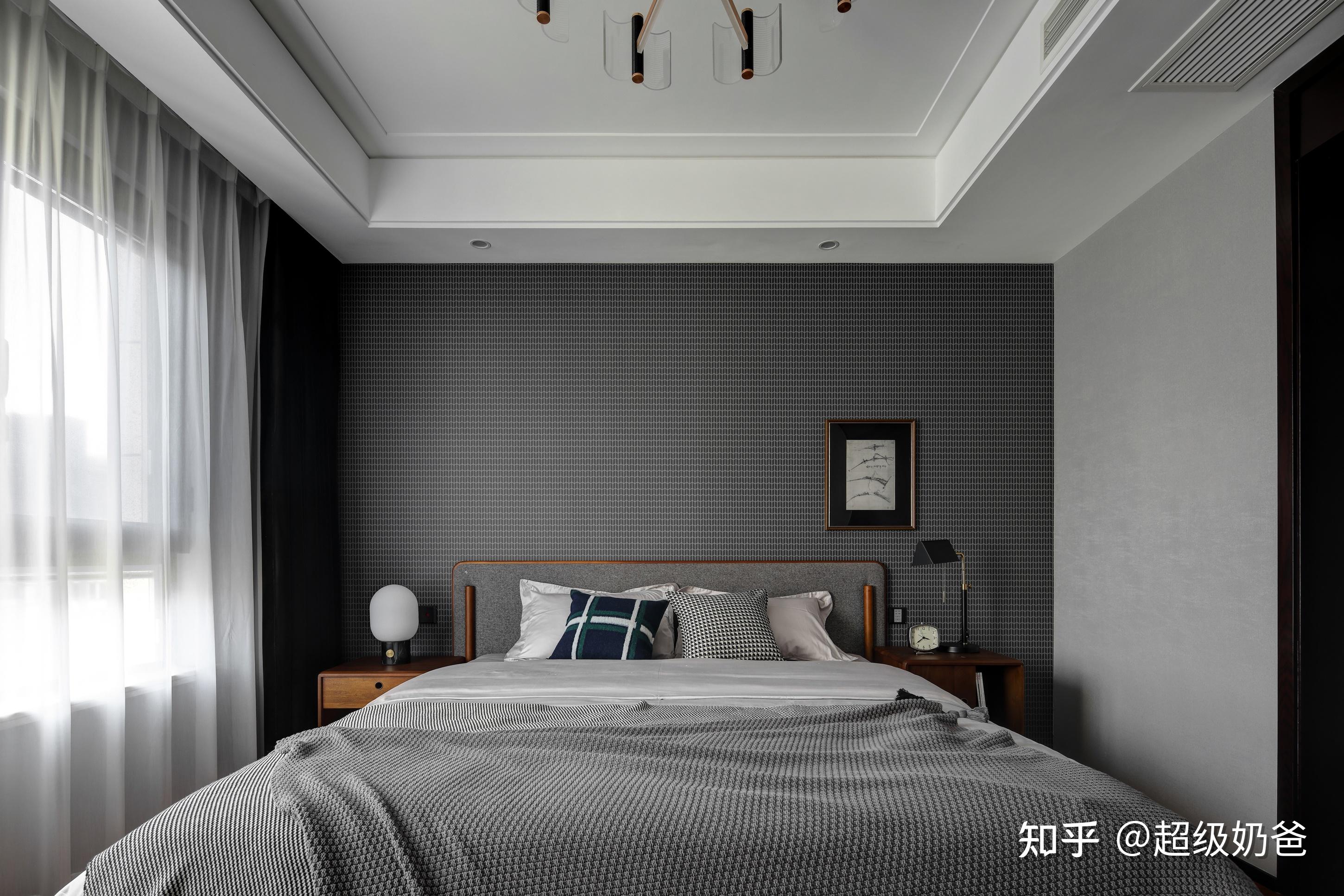 床头背景墙铺贴了灰色的格纹墙布,与床头暖灰色相呼应,带来满满的高级