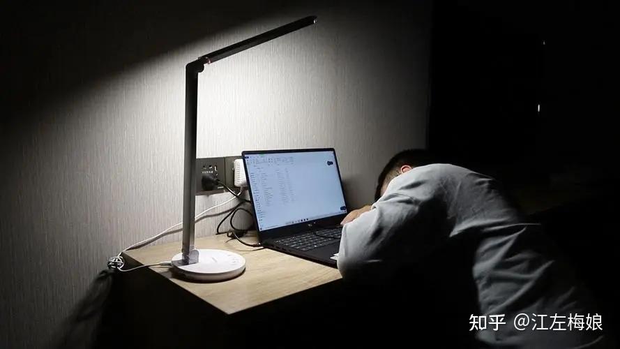 杭州22岁女孩熬夜工作猝死她最后的一条朋友圈让人泪目