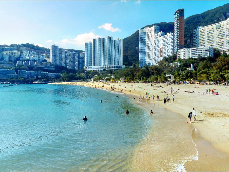 香港浅水湾(repulse bay),位于香港岛太平山南面,依山傍海,海湾呈新月