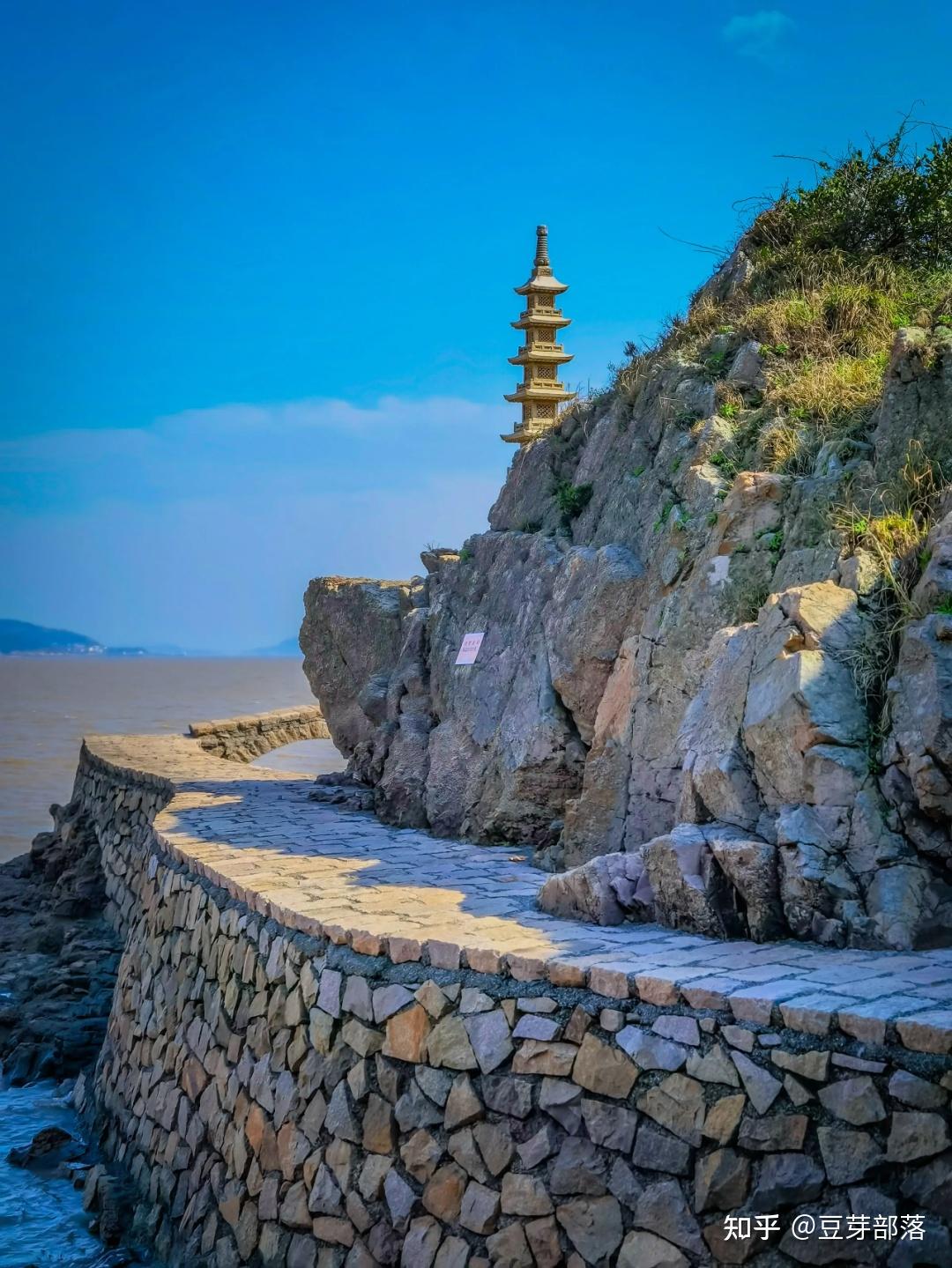 其实这莲花岛曾是无人之岛,"岛主"朱仁民,集书画,雕塑技艺于一身的