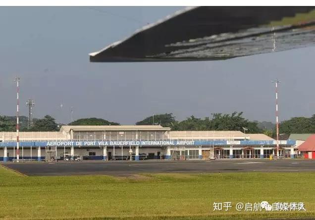 7月6日,五名男子和一名女子在维拉港的鲍尔菲尔德机场的停机坪上停留