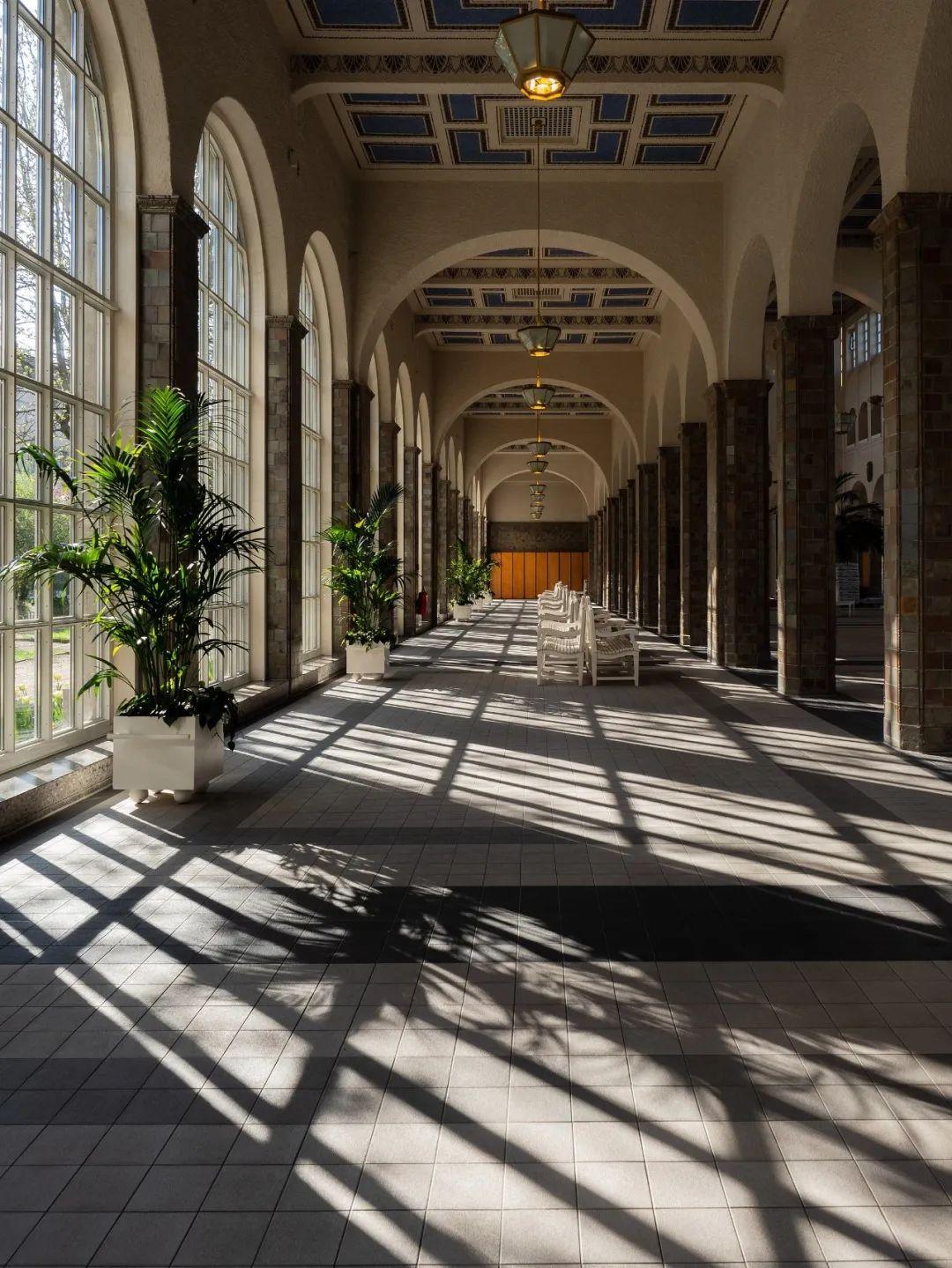 0>, via wikimedia commons撅起嘴来亲吻的动作就是在基辛(kissing)