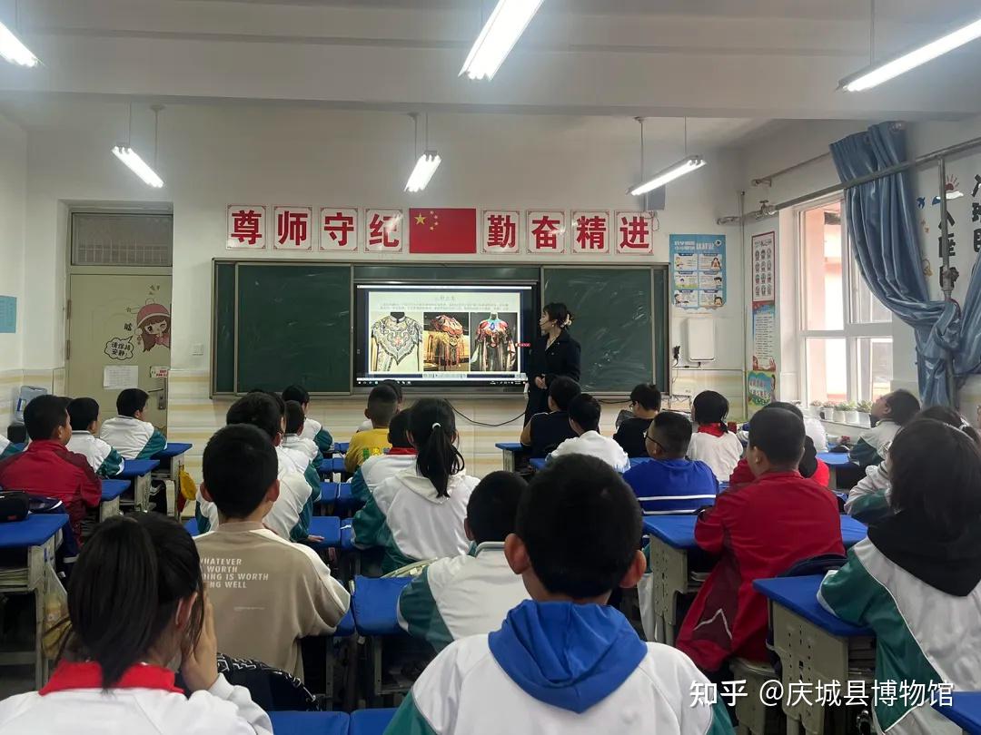庆城县博物馆走进长庆小学开展"彩云于肩 感受中华传统服饰之美"主题