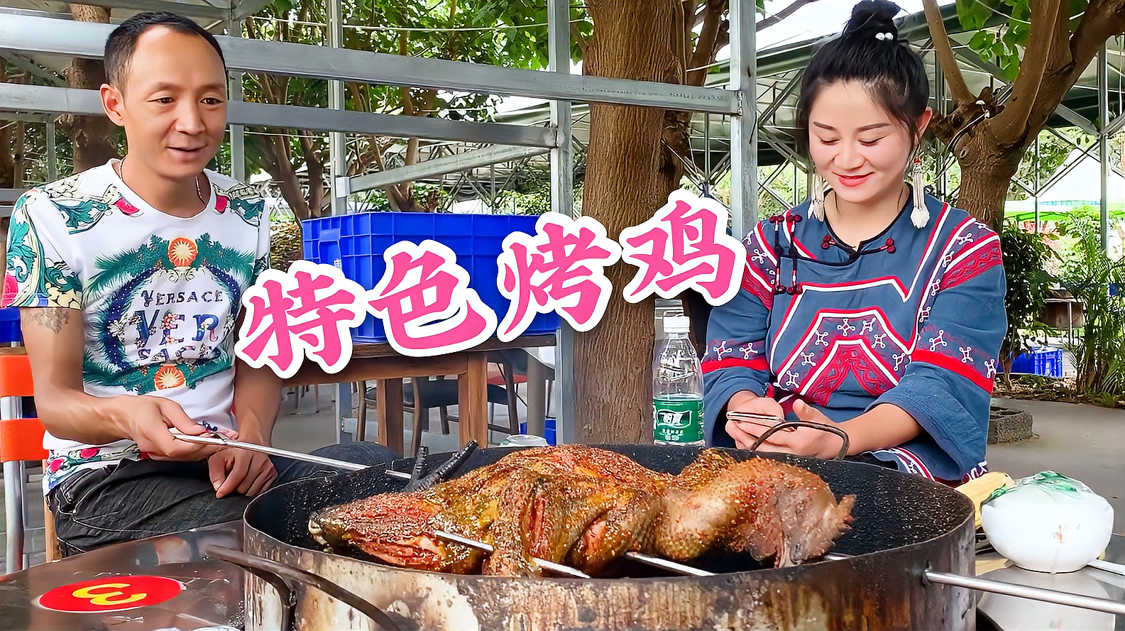 四川农村姑娘家杀过年猪杀猪匠的小孙子一起帮忙场面真热闹