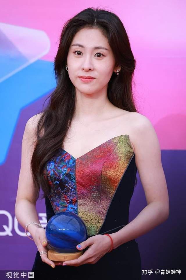 2,张碧晨代表歌曲:《弯弯的月亮》,《千万次的问》,《好汉歌》.