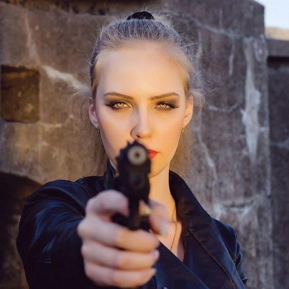 请问有哪位仙女有带枪的头像么最好是美女和枪