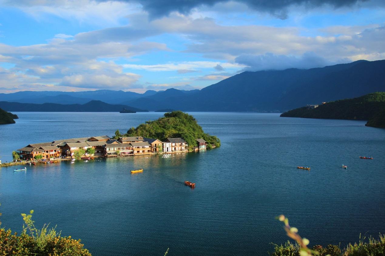 游览泸沽湖美景享受生活的宁静