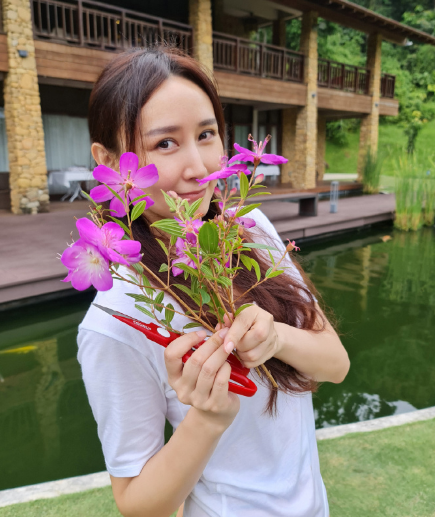 42岁胡静晒近照晒幸福生活大12岁老公恩爱有佳