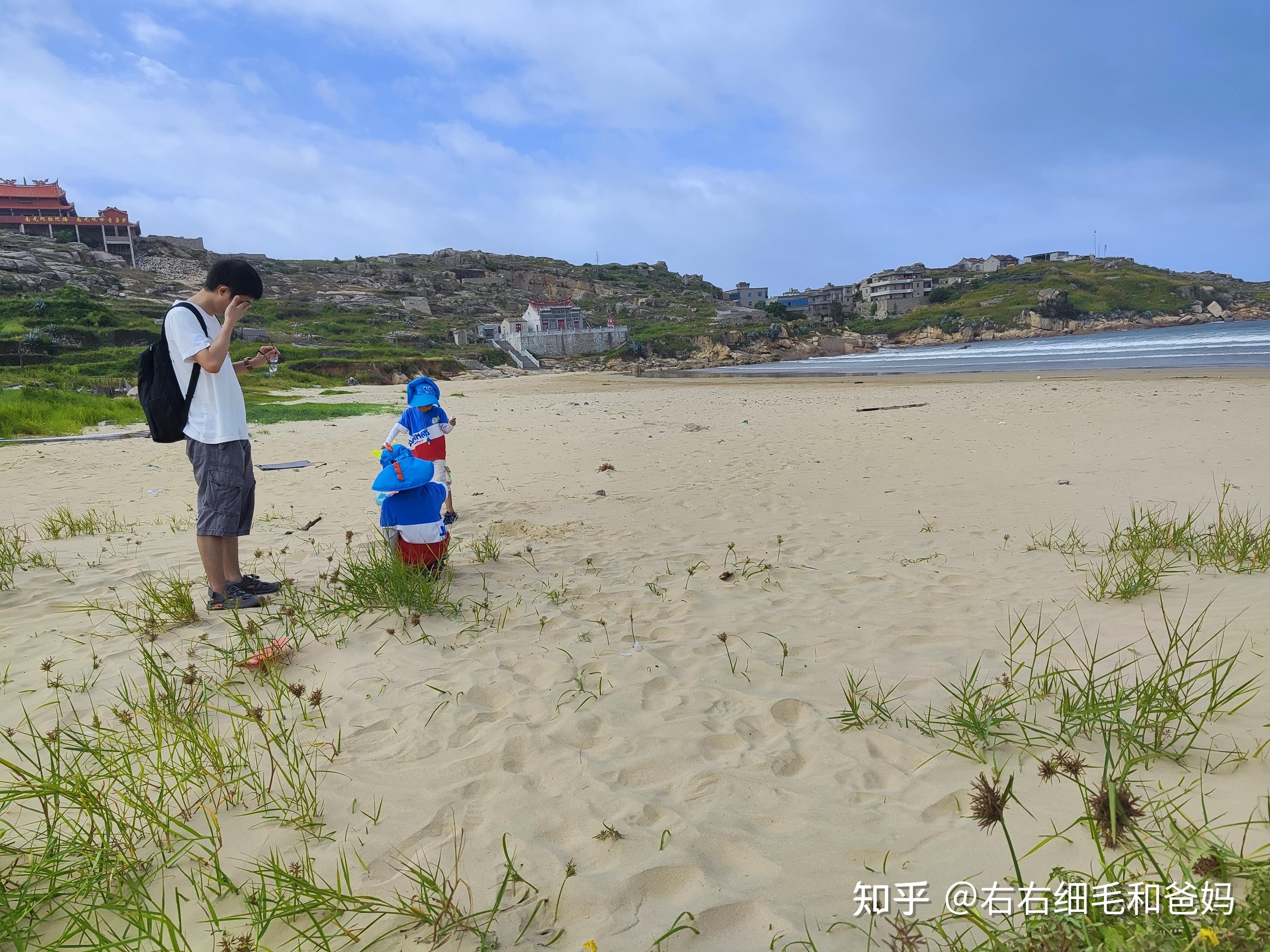 15级台风天10级风力下,5岁双胞胎挖了5天沙子,打卡5个沙滩