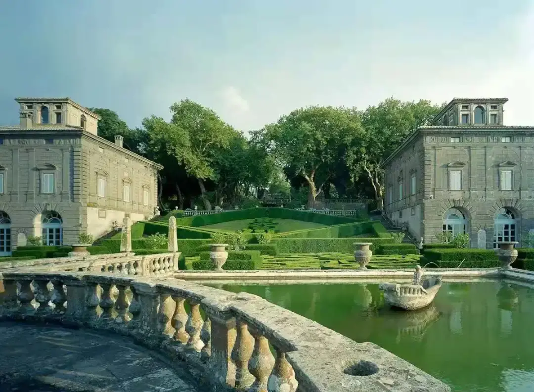 园林鉴赏在意大利古建筑的花园里过夏天