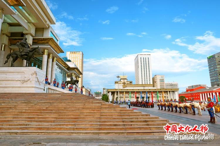 蒙古国在首都乌兰巴托市苏赫巴托广场隆重庆祝国旗日