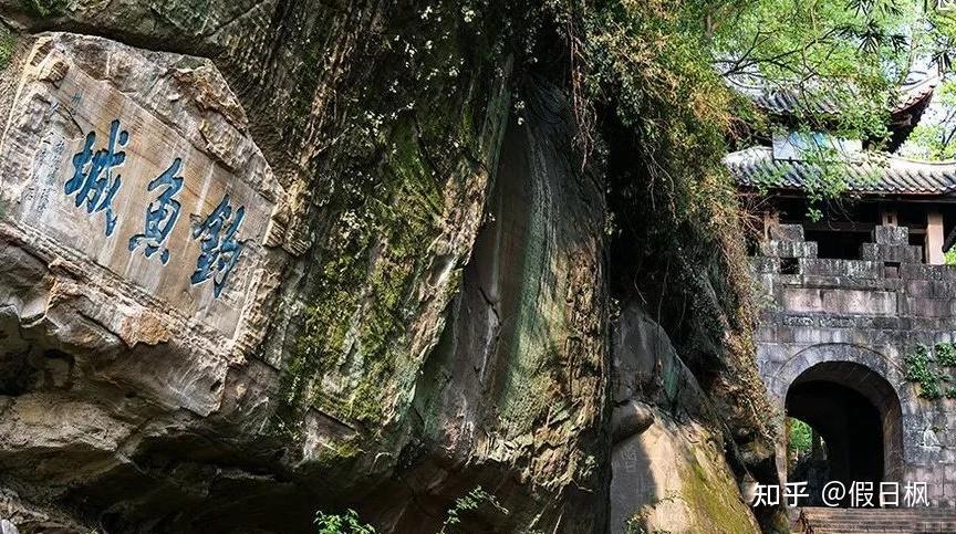 歌乐山烈士陵园重庆是红岩精神的发源地,渣滓洞白公馆的烈士用鲜血