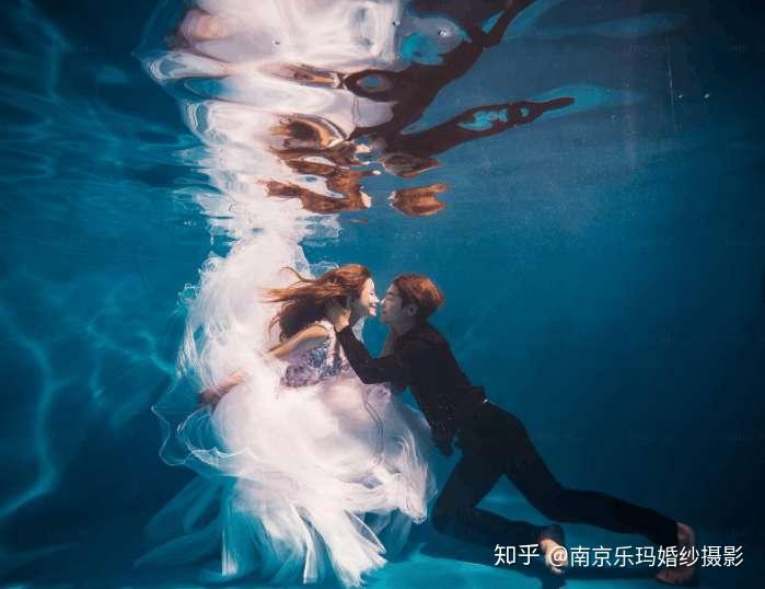 夏季就应该来一组水下婚纱照
